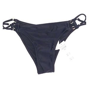 ❤️ cheeky black bikini w/ criss cross sides